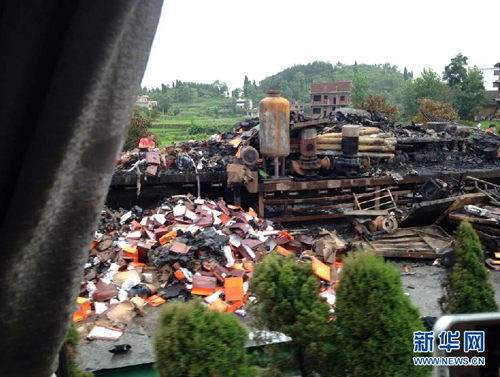 湖南高速货车与载53人大巴相撞爆炸 已致38人遇难