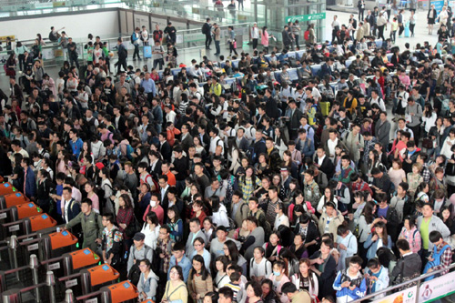 5月2日,旅客在江苏苏州火车站候车大厅内等候乘车。 5月2日,旅客在江苏苏州火车站候车大厅内等候乘车。