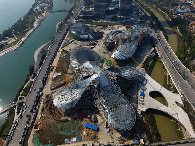 从高空俯瞰施工中的长沙梅溪湖国际文化艺术中心